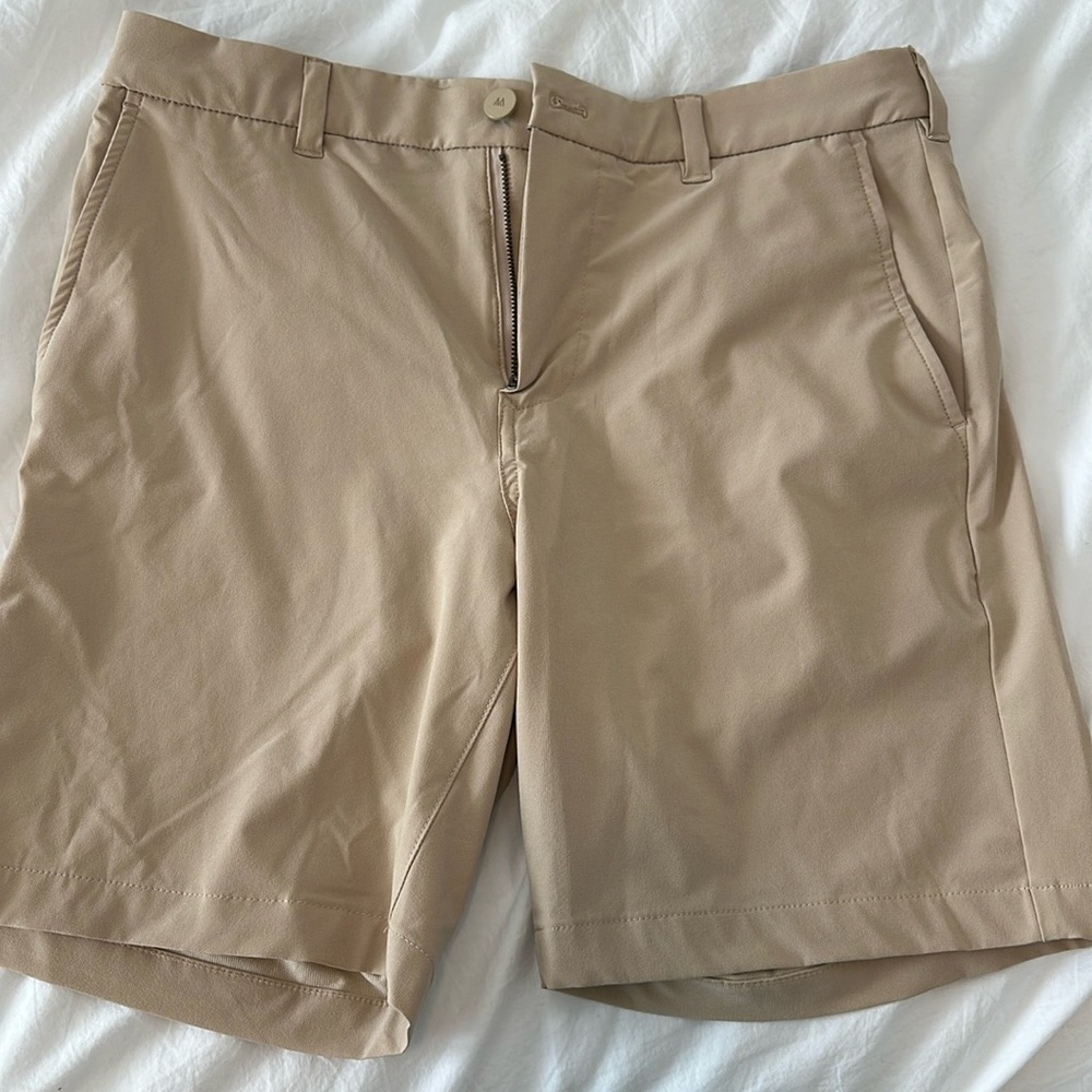 MENS- Mizzen and Main khaki shorts. 32W. 8L.